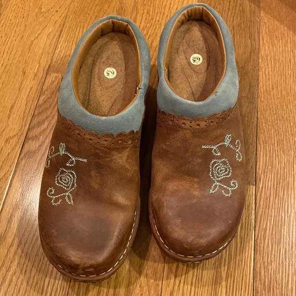 Ariat embroidered leather clogs. - Picture 2 of 4